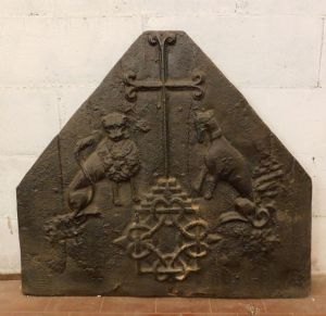 p143 piastra antica con un leone e un cane sotto la croce,cm 84 x h 76